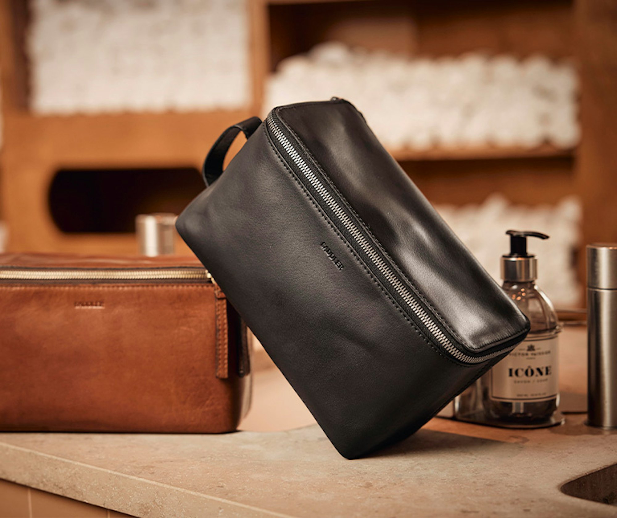 Carbon leather Wash bag – Large - Wiseman London